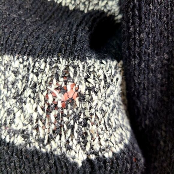 Black & White Stripe V-Neck Knit Sweater Medium - Large - Picture 15 of 16